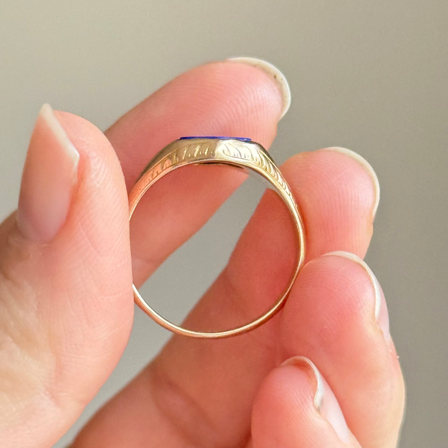 Spider Carved Lapis Lazuli Ring in 15 Carat Gold