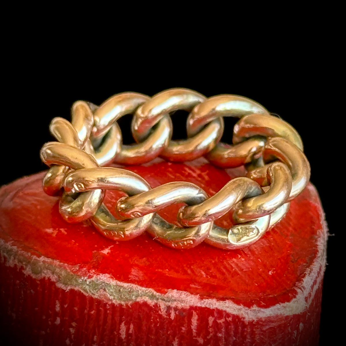 Antique Curb Chain Ring in 9 Carat Gold; Circa 1890