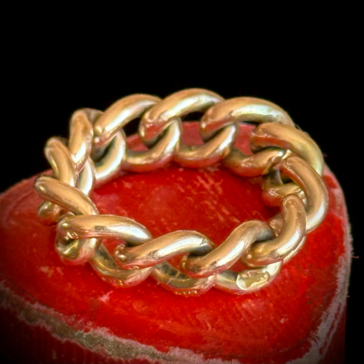 Antique Curb Chain Ring in 9 Carat Gold; Circa 1890