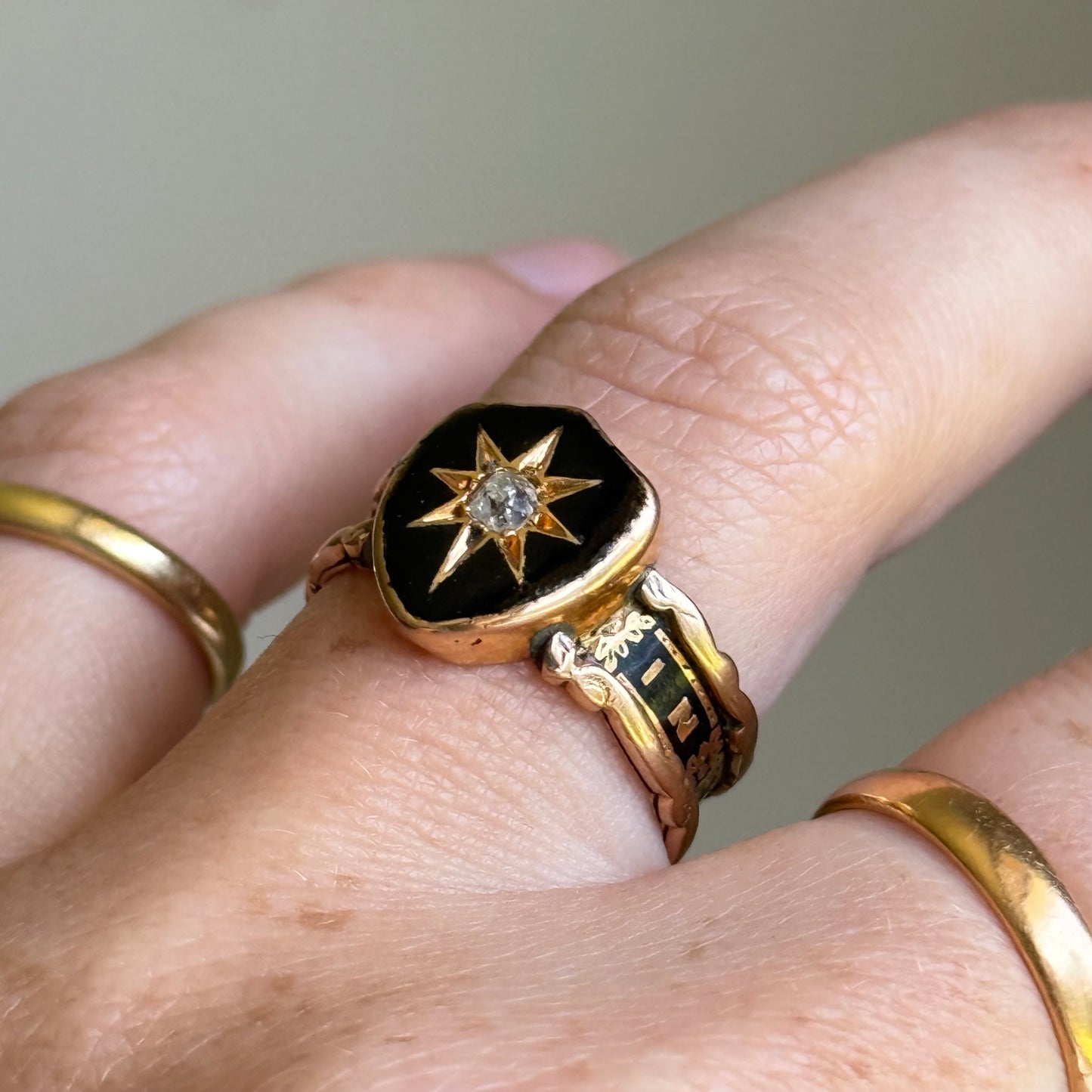 Antique victorian Mourning Ring in 18 Carat Gold