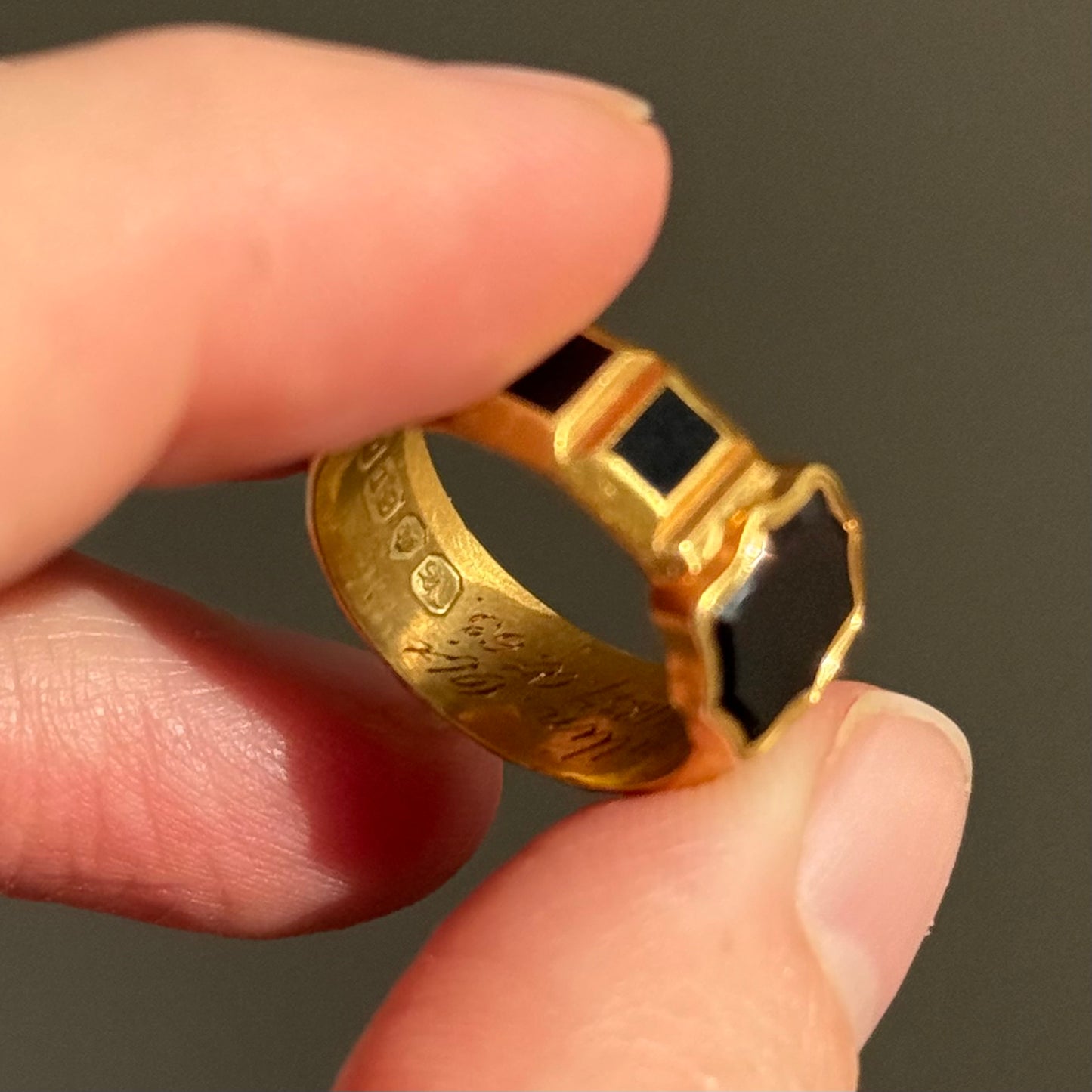Georgian Locket Mourning ring in 18 Carat Gold; Circa 1836