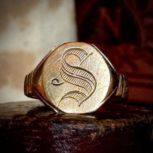 Antique Letter 'S' Signet Ring in 10 Carat Gold