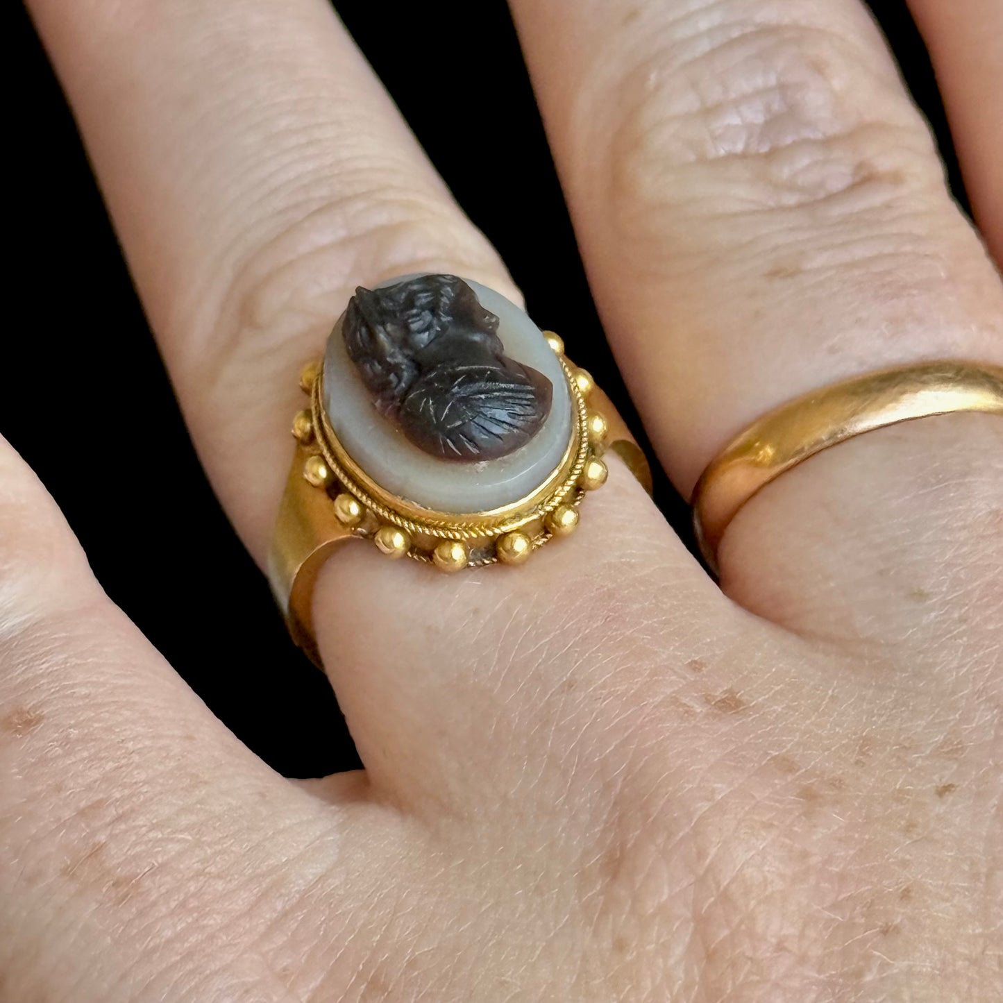 Victorian Carved Agate Cameo Ring in 15 Carat Golf