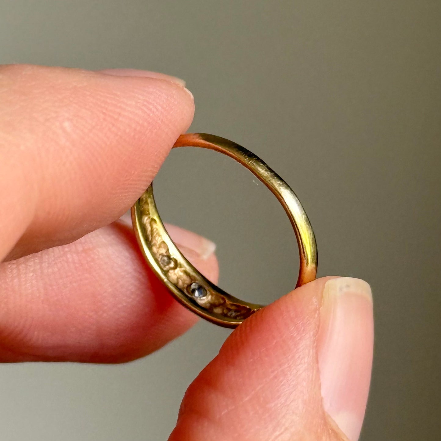 Vintage Tiny Sapphire & Diamond pinky Ring in 9 Carat Gold