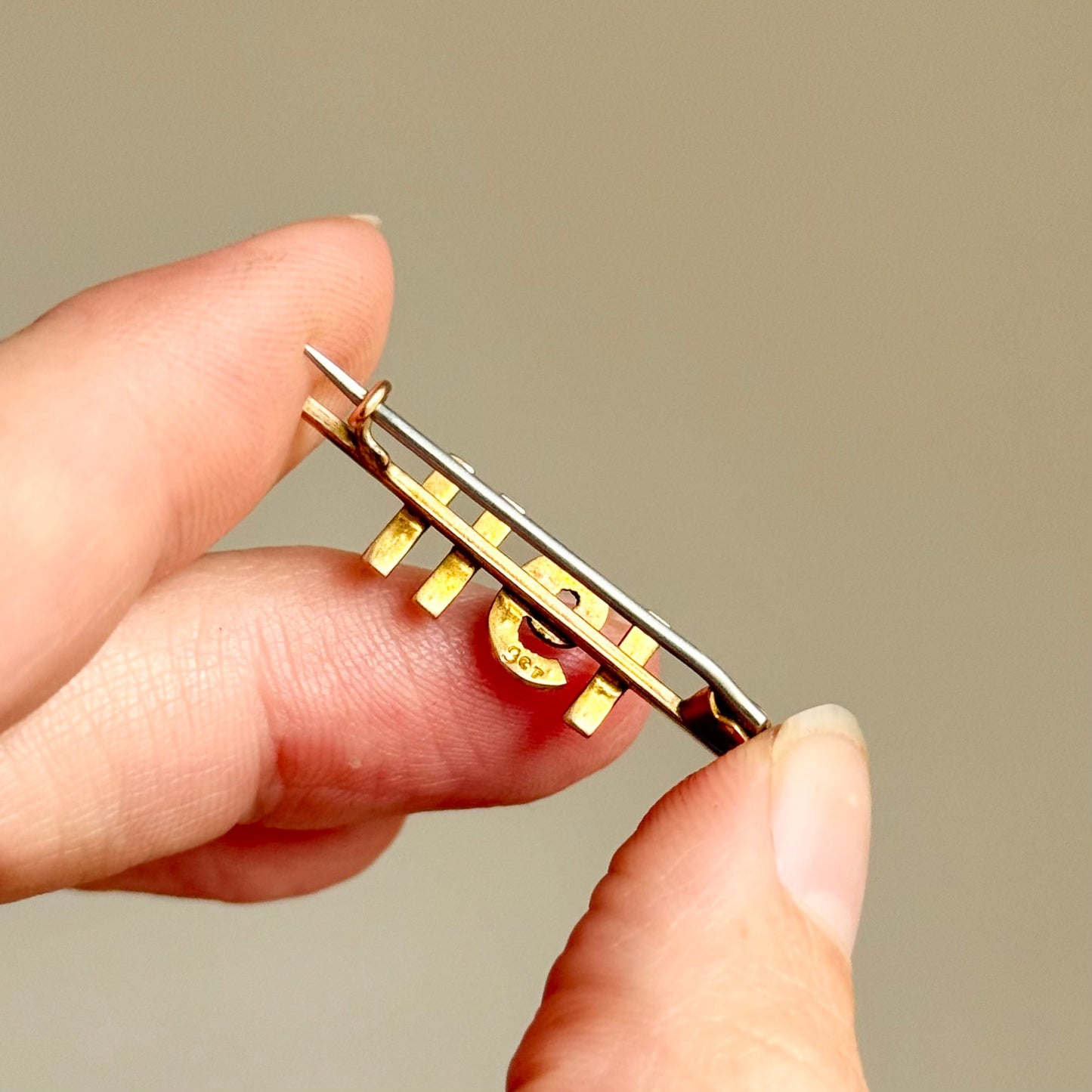 Antique Pearl Brooch in 9 Carat Gold; Circa 1911