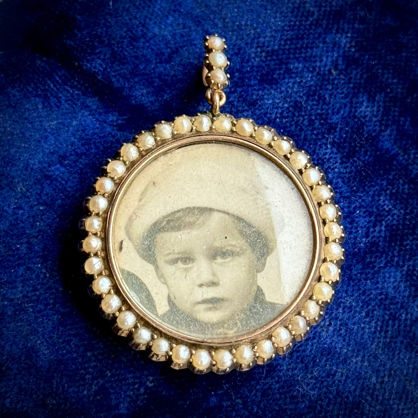 Antique Open Locket Pearl Pendant in 9 cara Gold