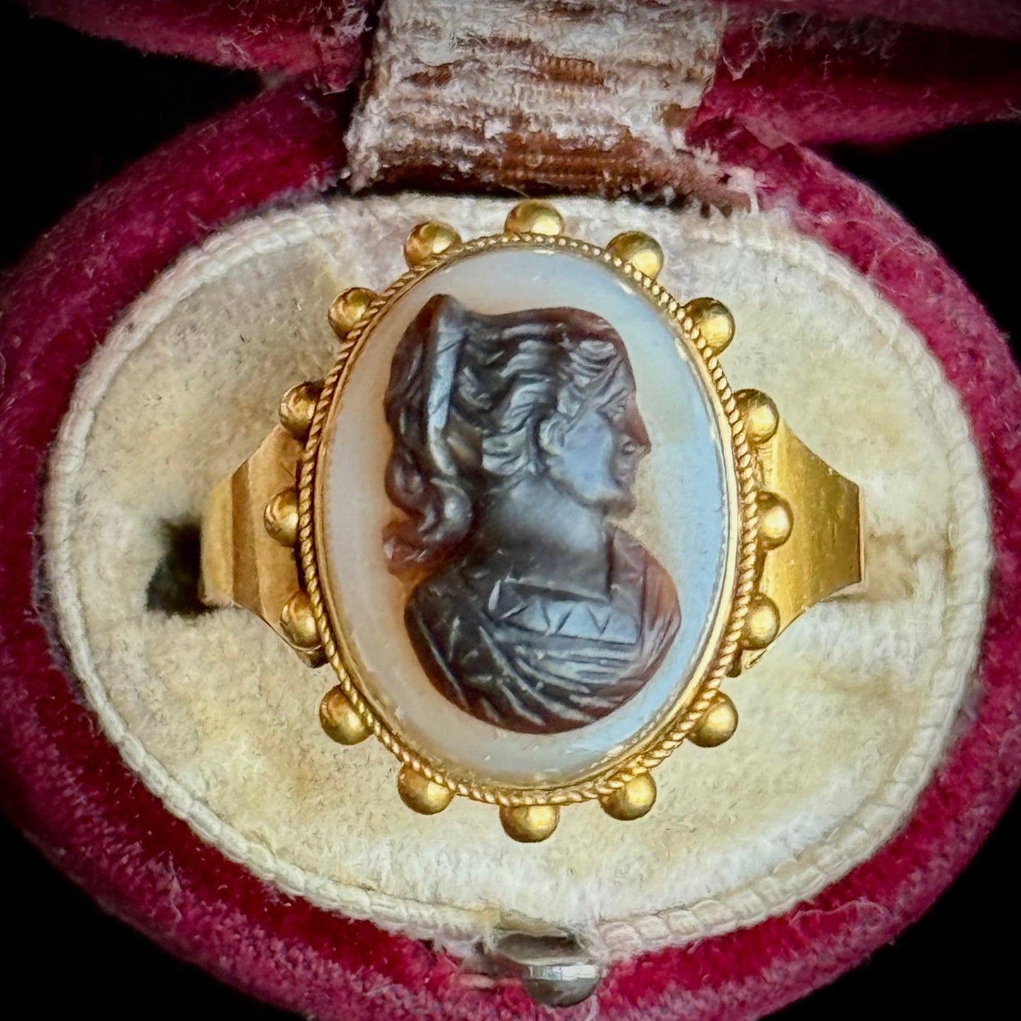Victorian Carved Agate Cameo Ring in 15 Carat Golf