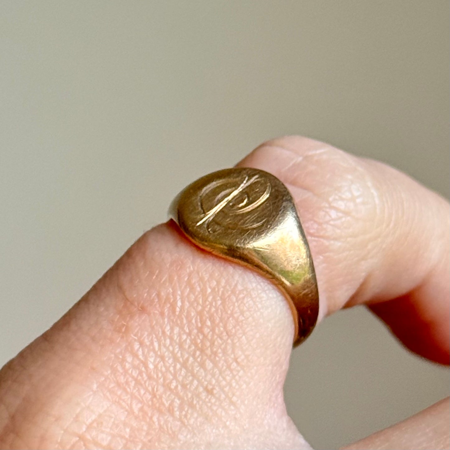 Monogramed Signet Ring in 9 carat Gold; Circa 1930