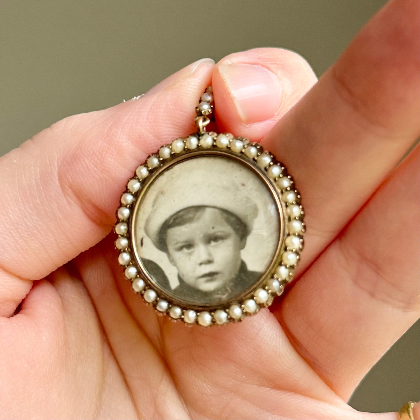 Antique Open Locket Pearl Pendant in 9 cara Gold