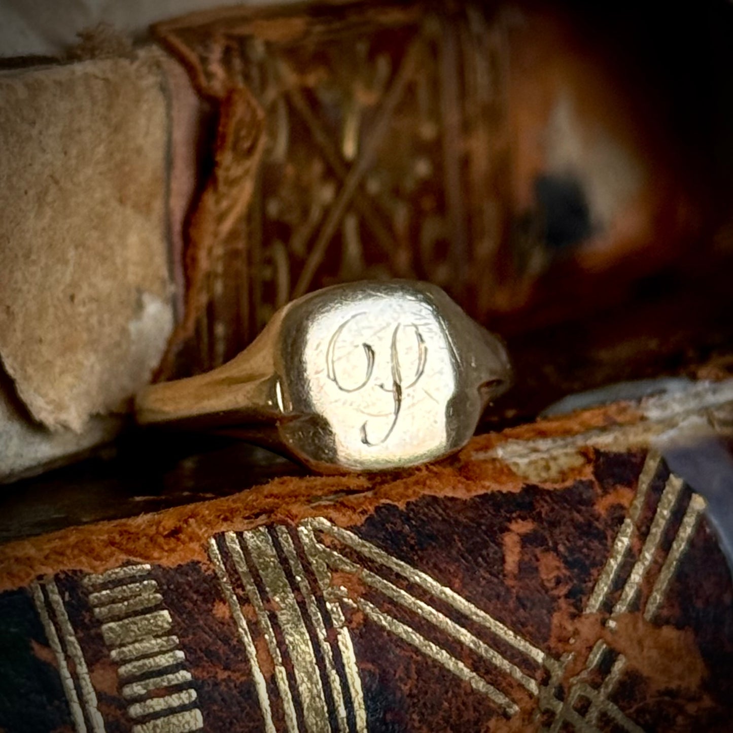 Antique Monogram 'P' Signet Ring in 9 Carat Gold