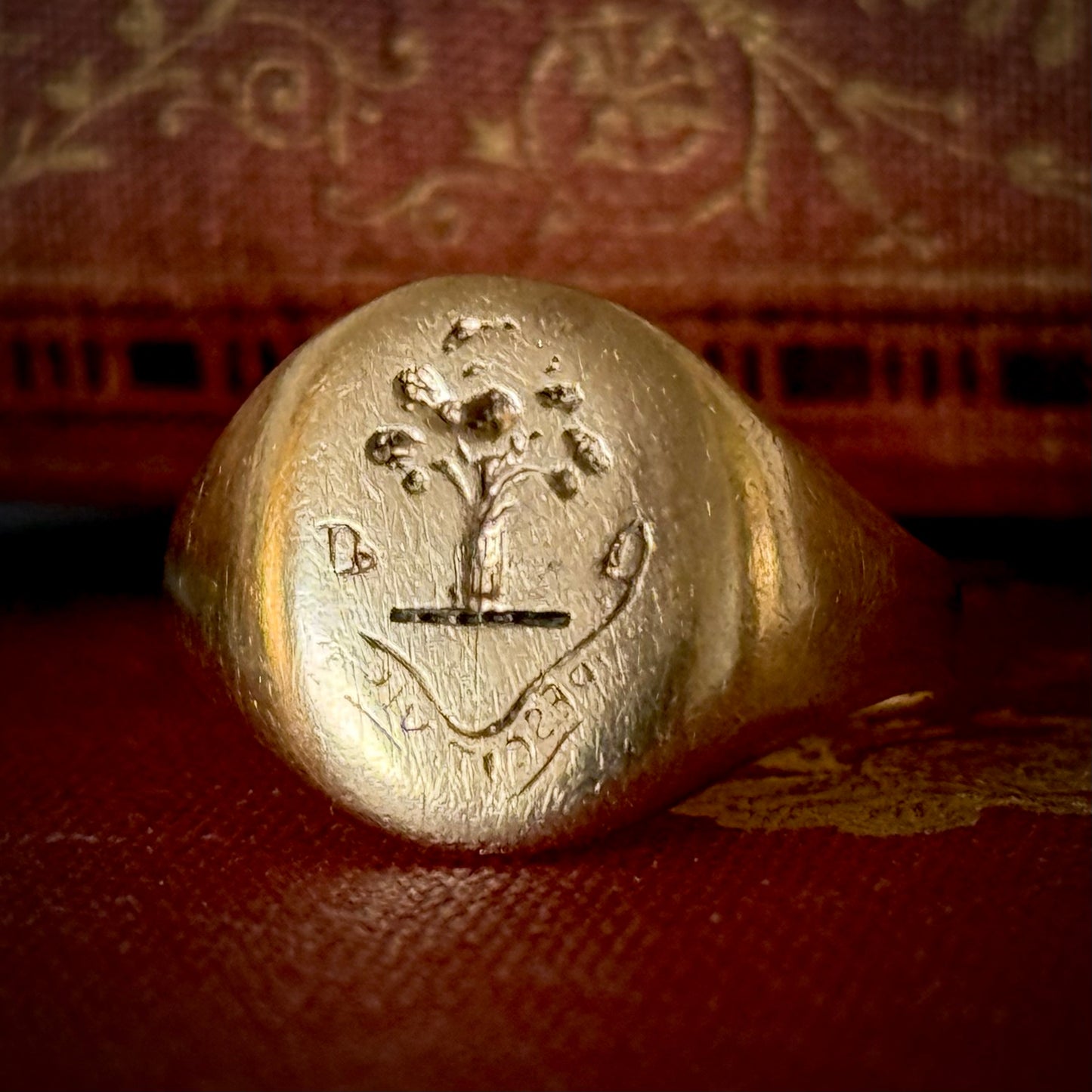 Antique Tree Signet Ring in 9 Carat Gold