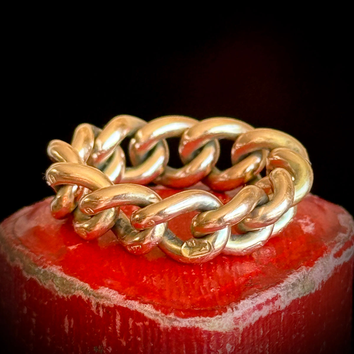 Antique Curb Chain Ring in 9 Carat Gold; Circa 1890