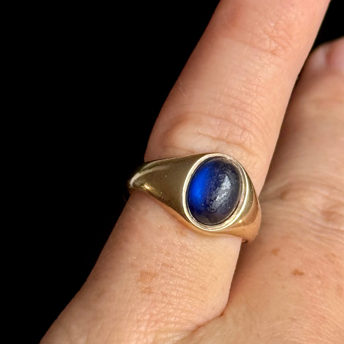 Vintage Synthetic Sapphire Ring 9 Carat gold; Circa 1961