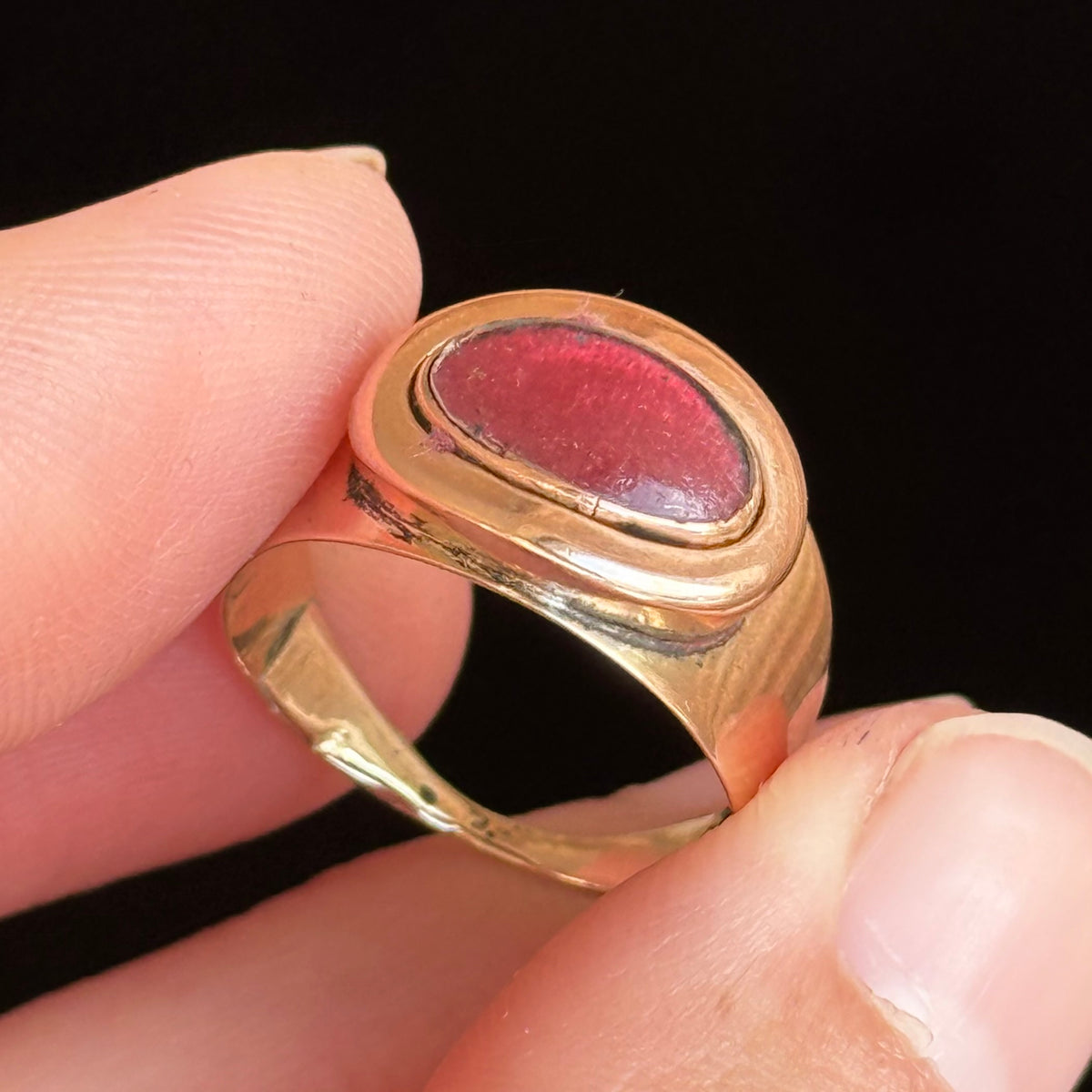 Georgian Locket Ring in 9 Carat gold; Circa 1820