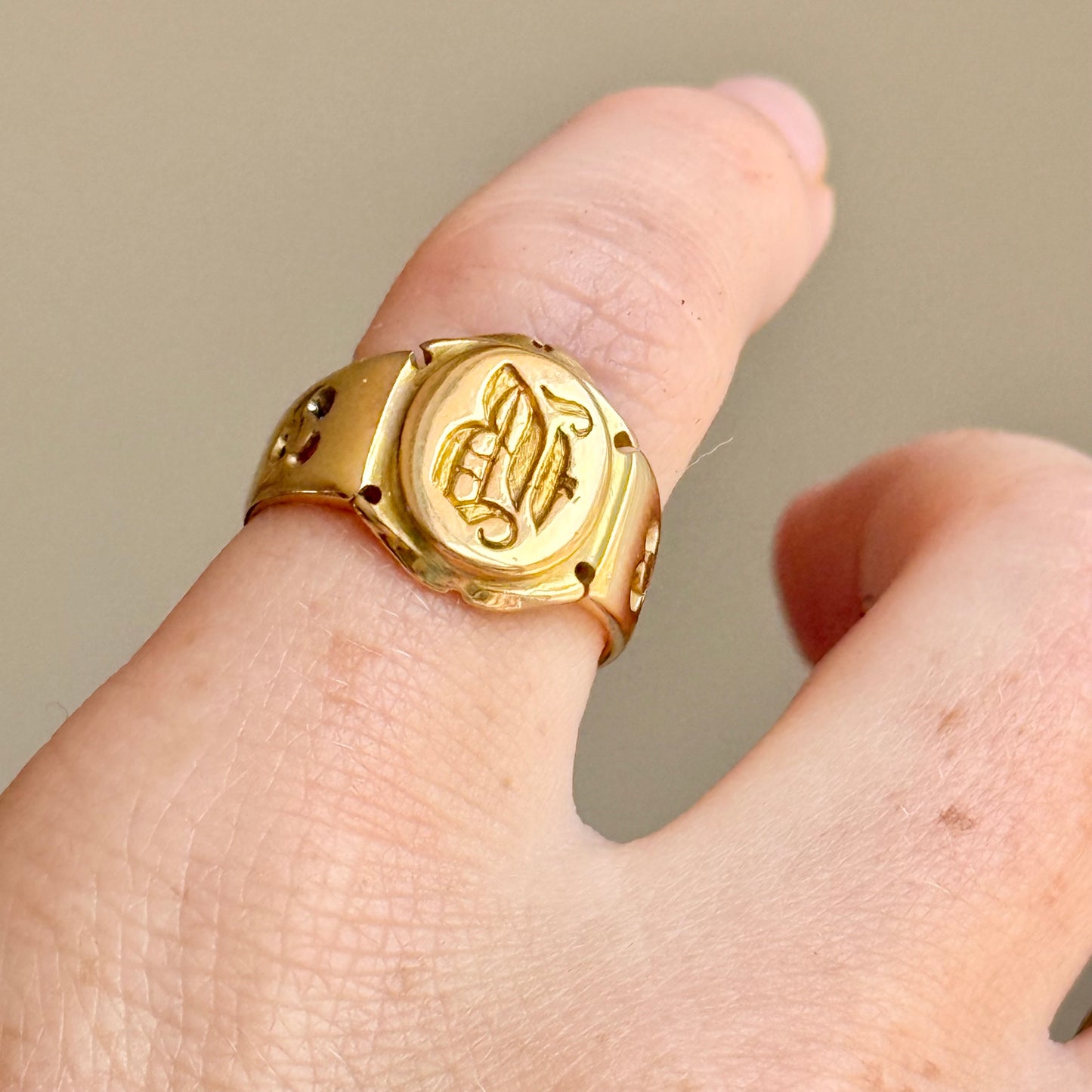 Heavy 'B' Signet Ring in 15 Carat Gold; Circa 1880