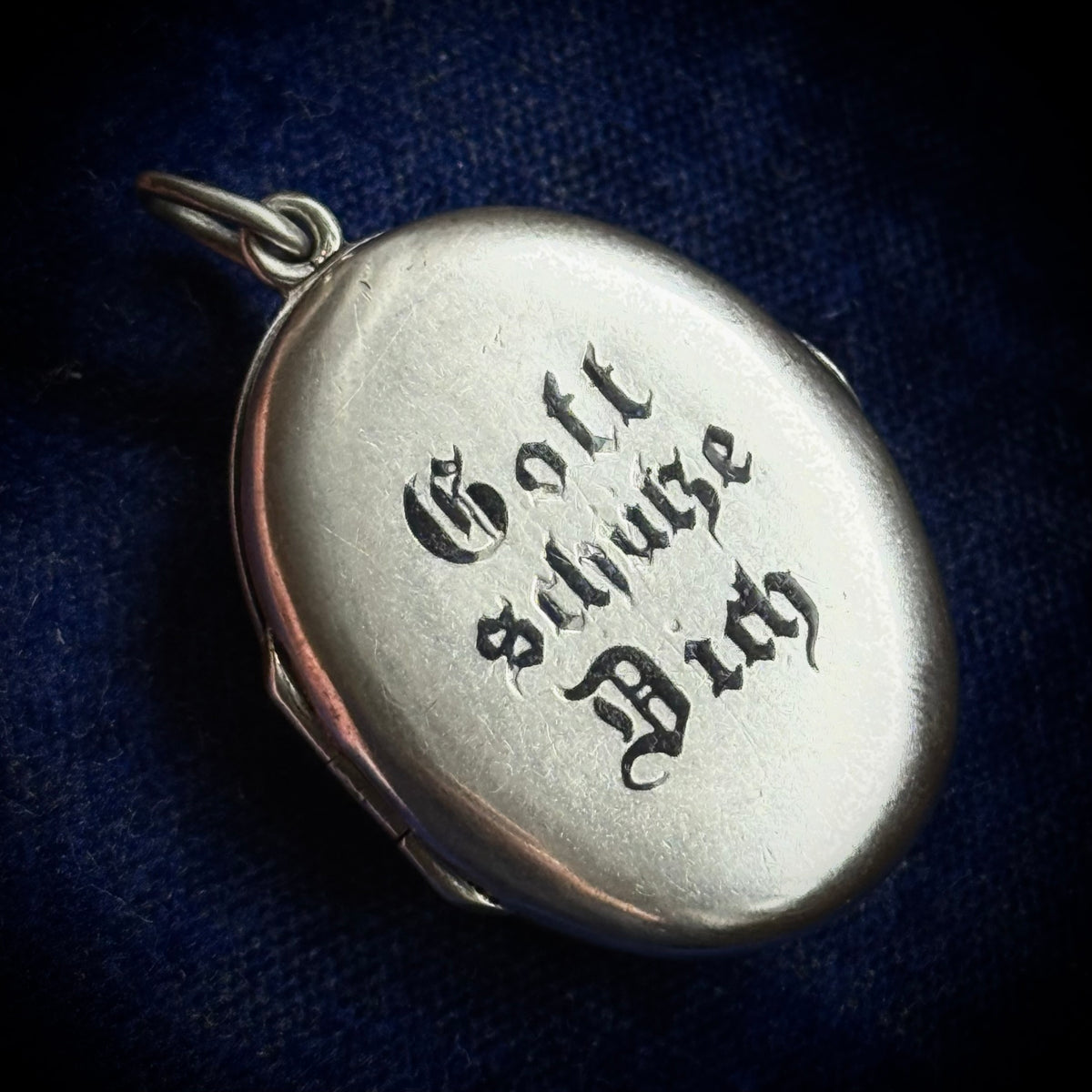 Antique Gott schütze dich Locket in Silver; Circa 1880