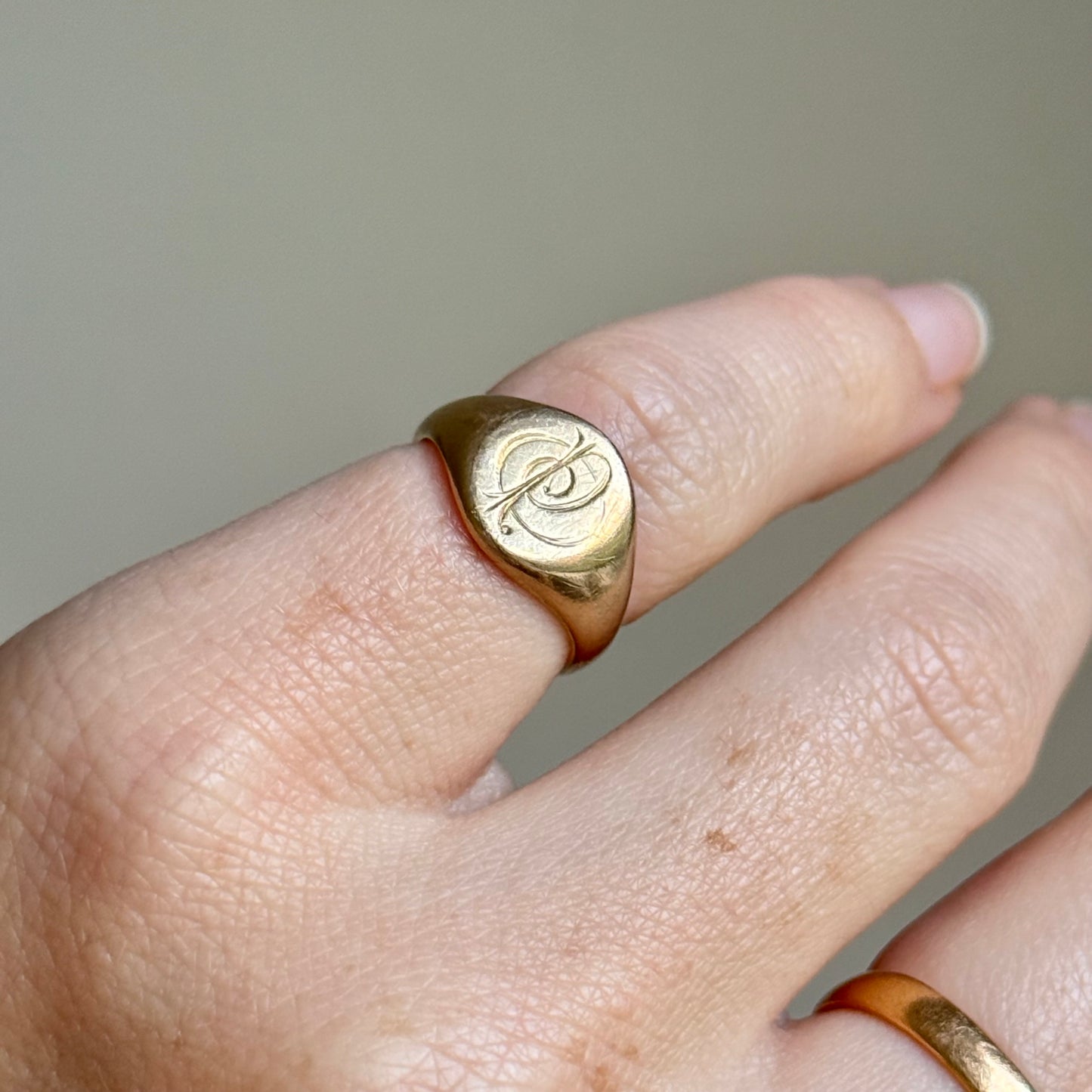 Monogramed Signet Ring in 9 carat Gold; Circa 1930