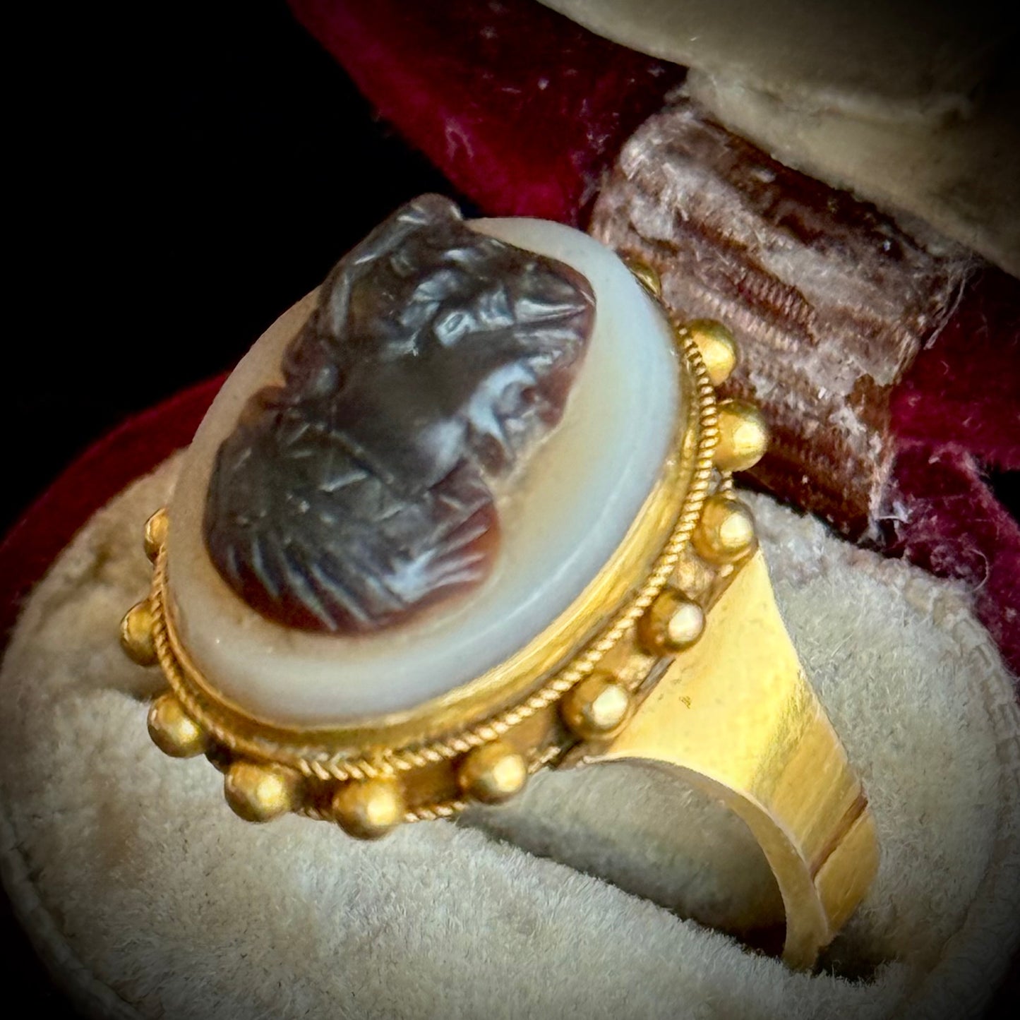 Victorian Carved Agate Cameo Ring in 15 Carat Golf