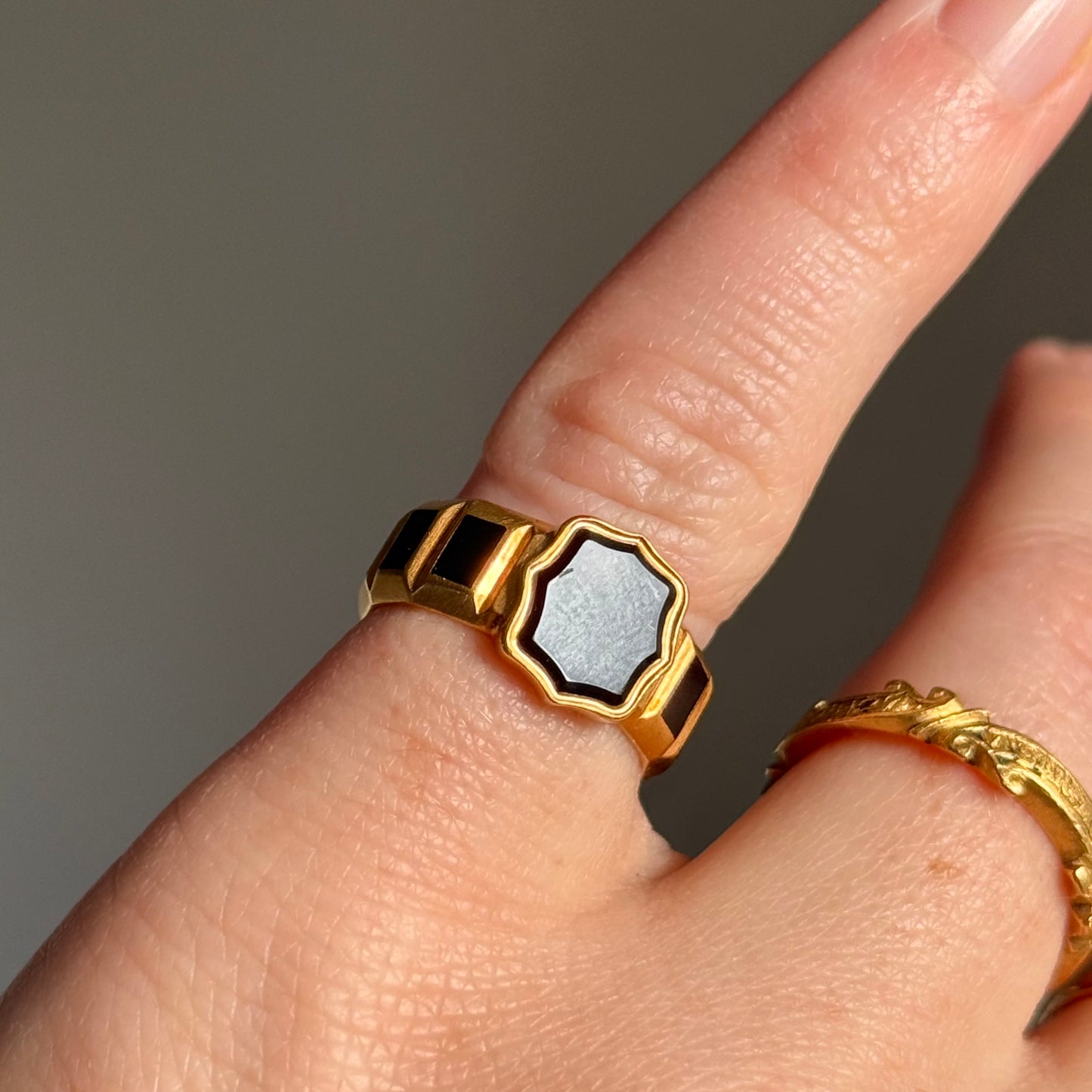 Georgian Locket Mourning ring in 18 Carat Gold; Circa 1836