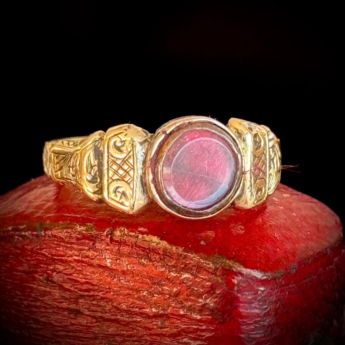 Georgian Locket Ring in 15 Carat gold; Circa 1800