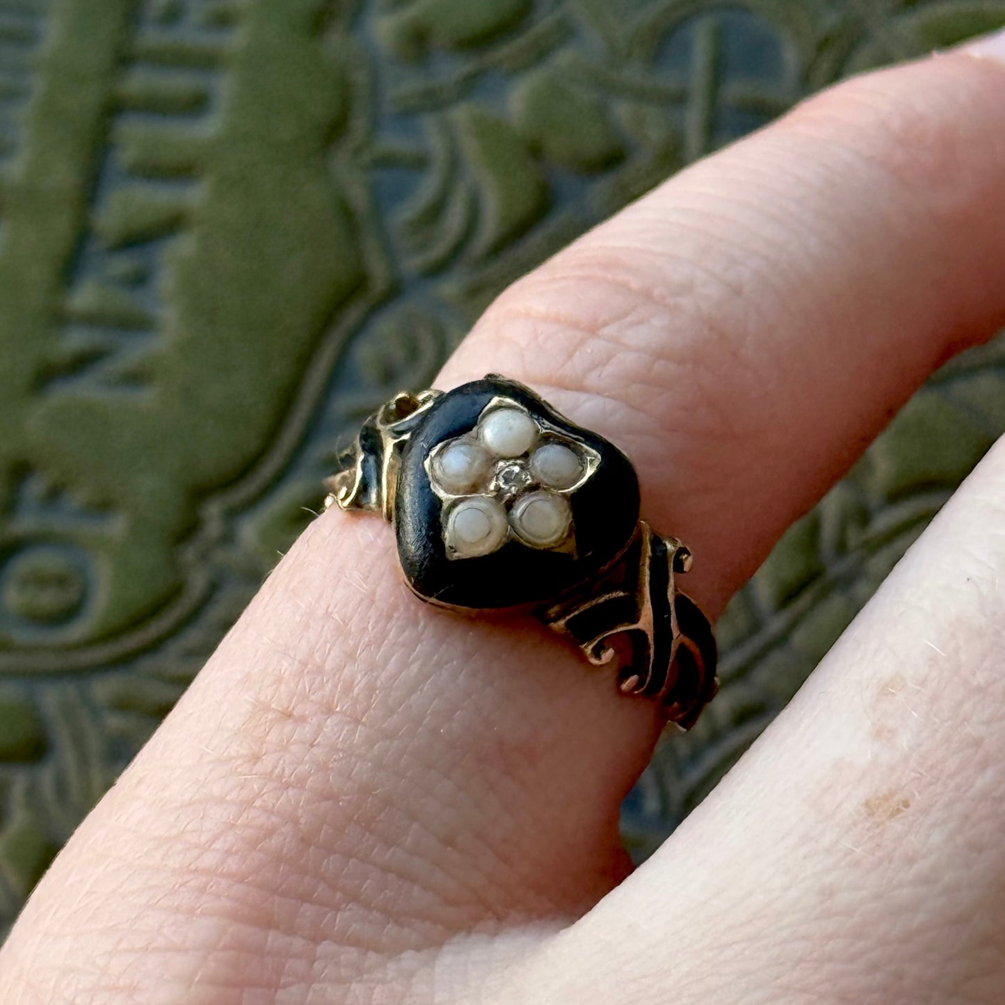 Antique Victorian Heart Locket Mourning Ring in 9 Carat Gold