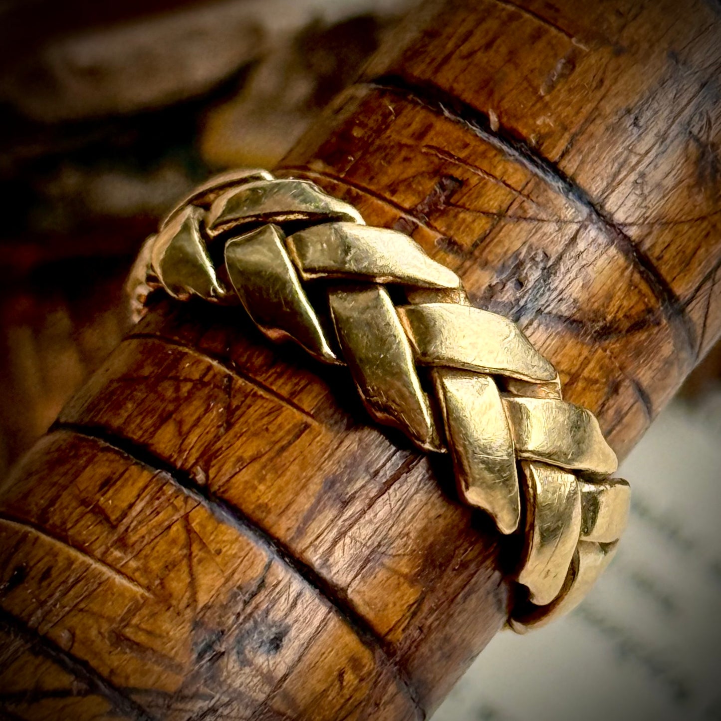 Vintage Woven Band in 9 Carat Gold