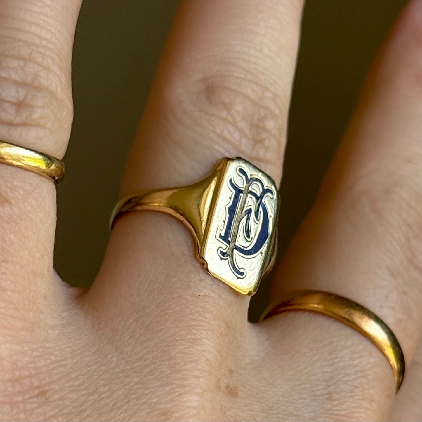 Antique Engraved Enamel Signet Ring in 18 Carat Gold