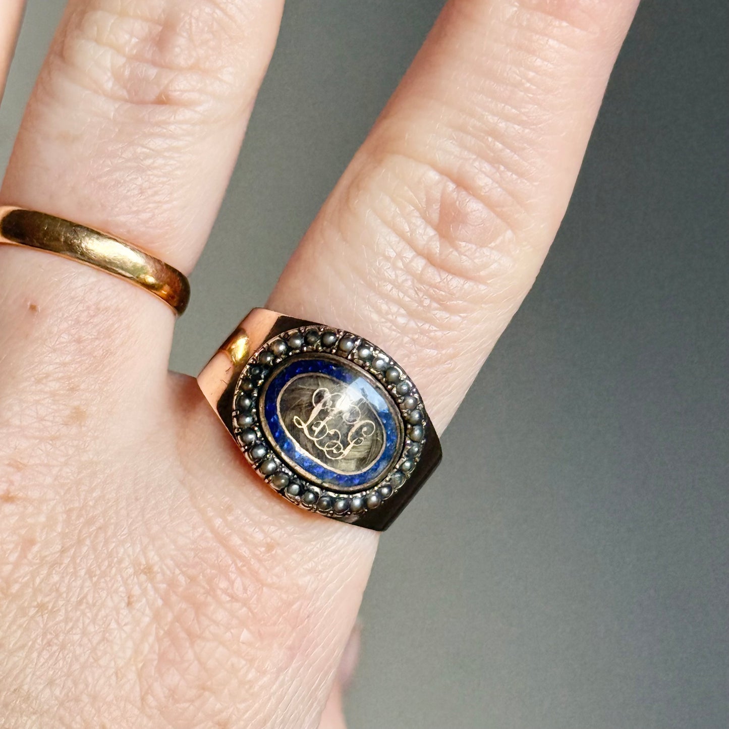 Georgian Mourning Ring in 9 Carat Gold; Circa 1820