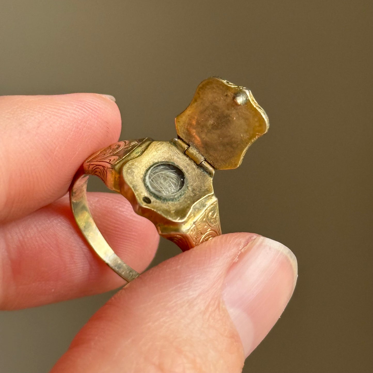 Antique Victorian Hinged Locket Signet Ring in 9 Carat Gold