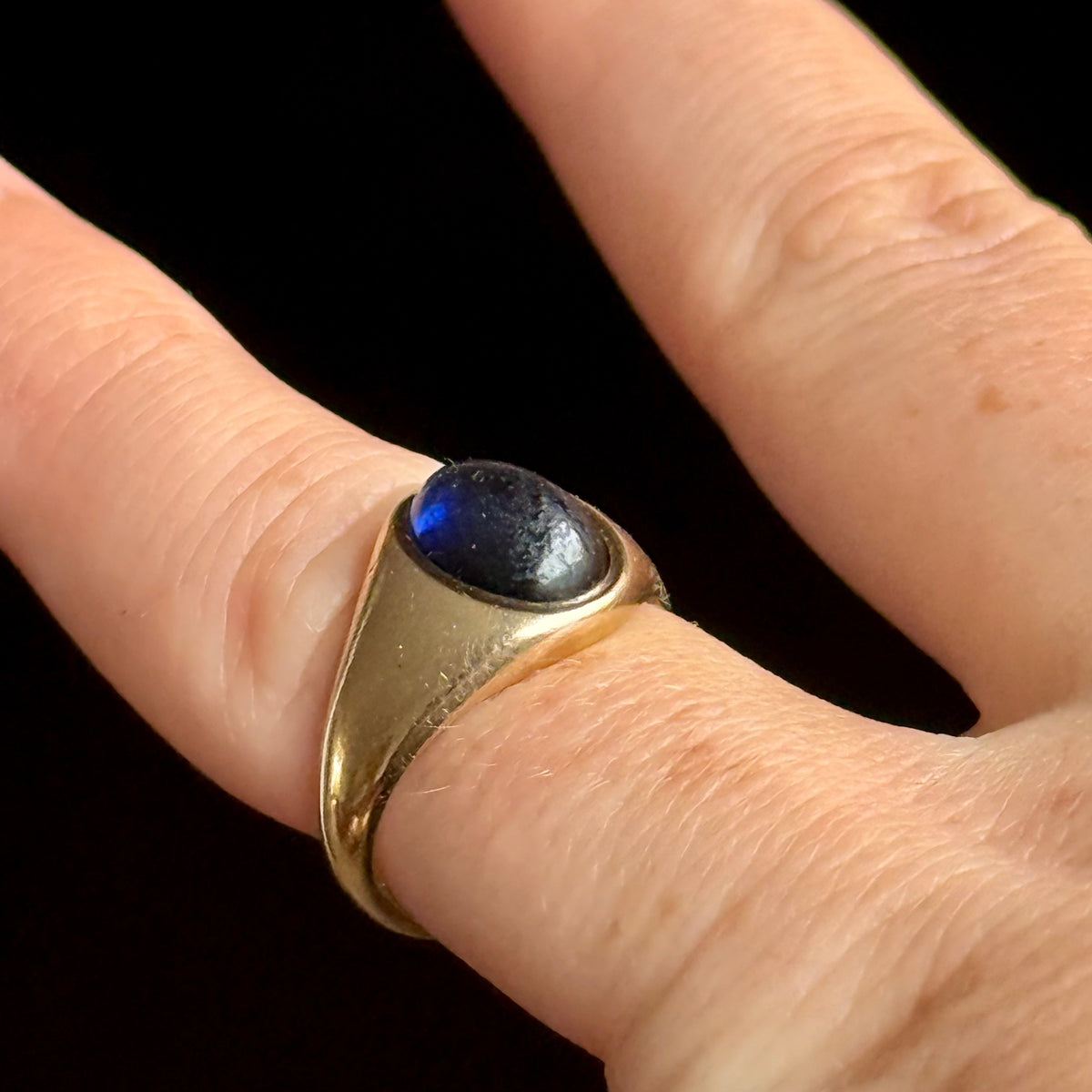 Vintage Synthetic Sapphire Ring 9 Carat gold; Circa 1961