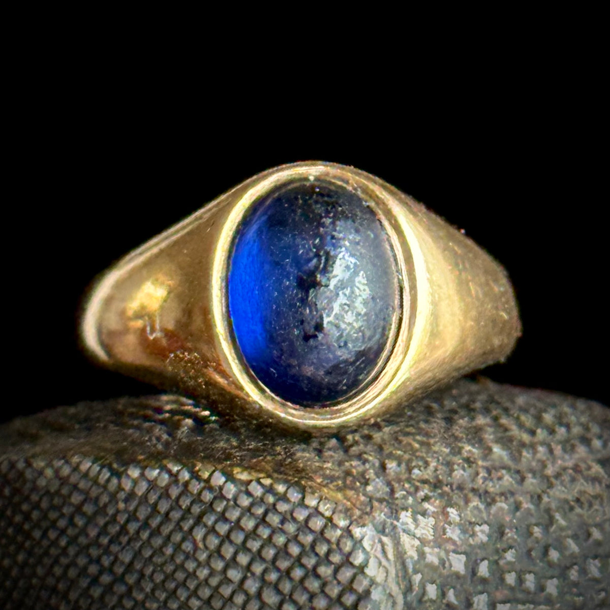 Vintage Synthetic Sapphire Ring 9 Carat gold; Circa 1961