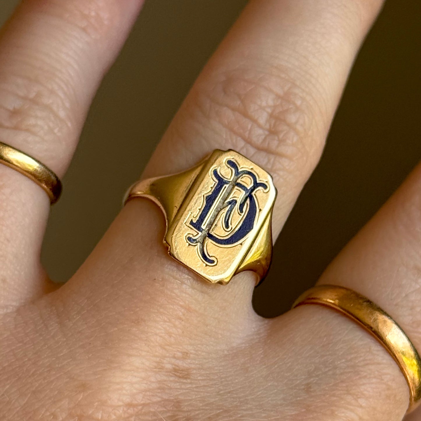 Antique Engraved Enamel Signet Ring in 18 Carat Gold