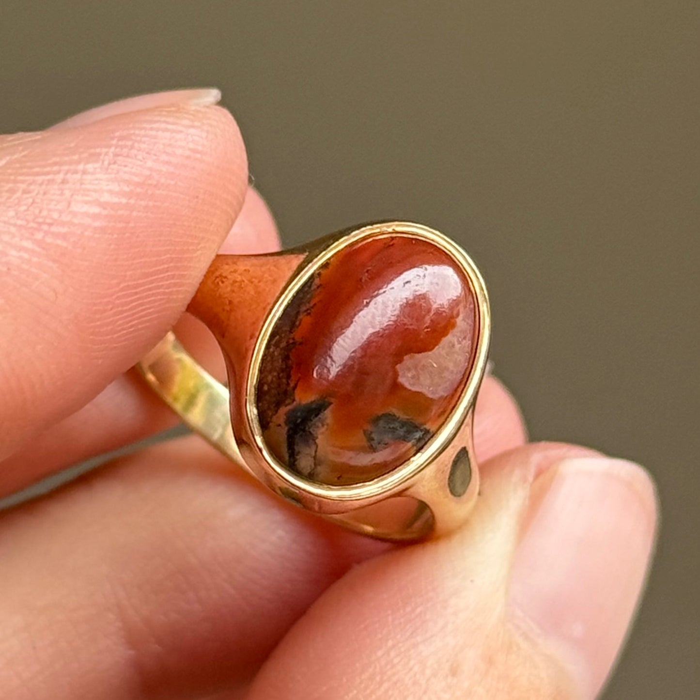 Vintage Agate Signet Ring in 9 Carat Gold; Circa 1937