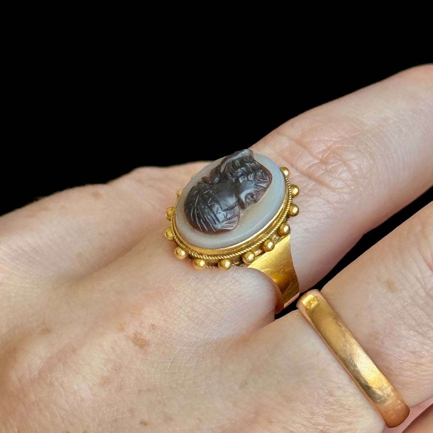 Victorian Carved Agate Cameo Ring in 15 Carat Golf