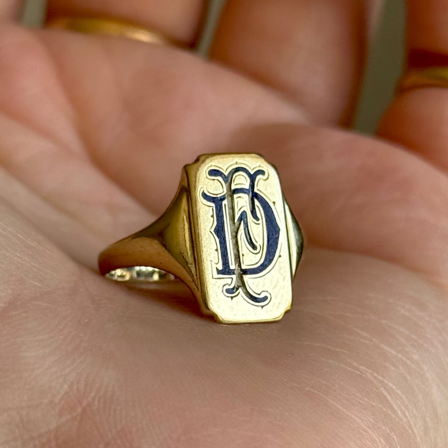 Antique Engraved Enamel Signet Ring in 18 Carat Gold