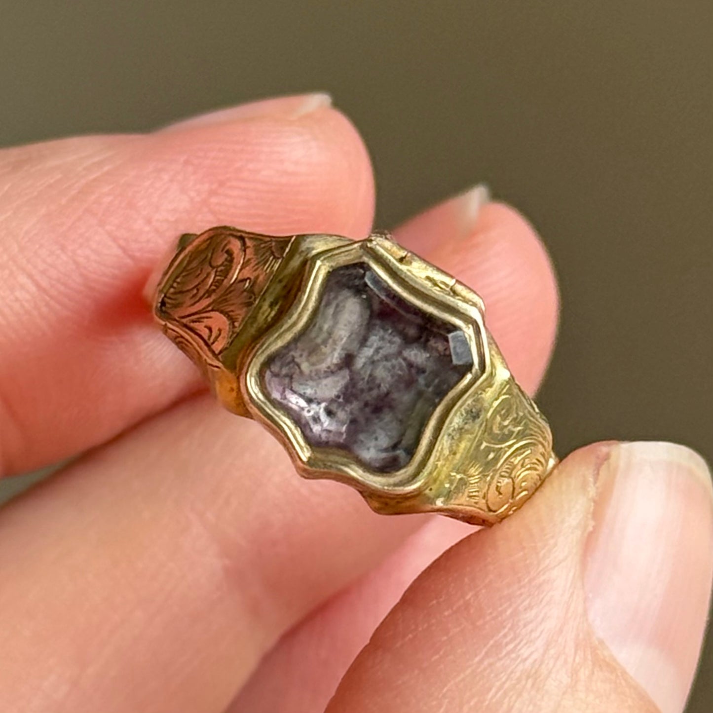 Antique Victorian Hinged Locket Signet Ring in 9 Carat Gold