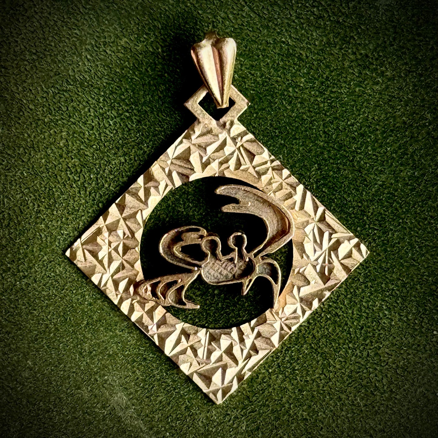 Vintage Cancer Zodiac Sign Pendant in 9 Carat gold