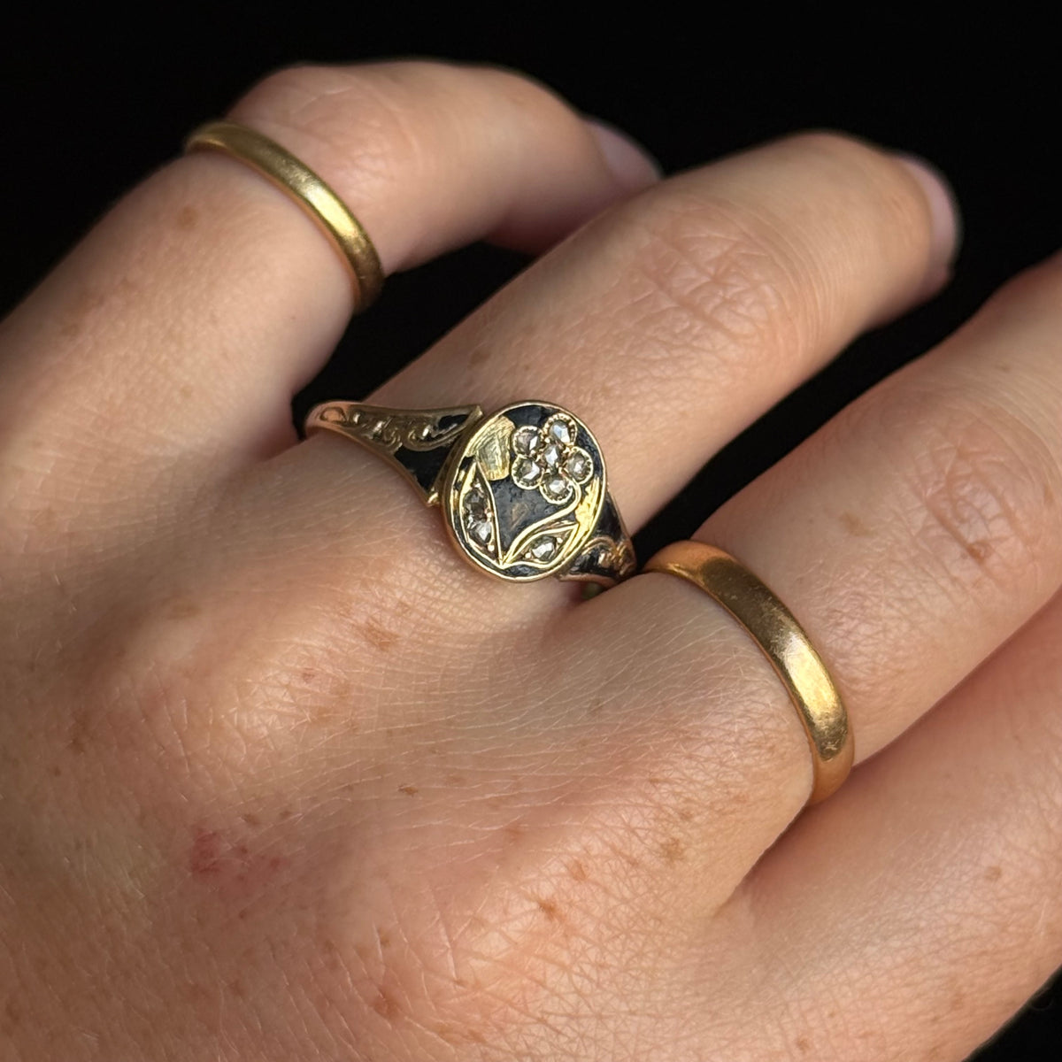 Antique Forget me Not Ring in 9 Carat gold; Circa 1873