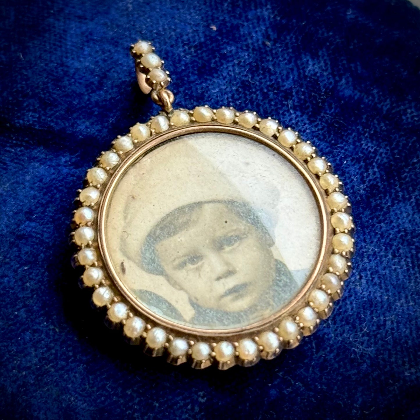 Antique Open Locket Pearl Pendant in 9 cara Gold