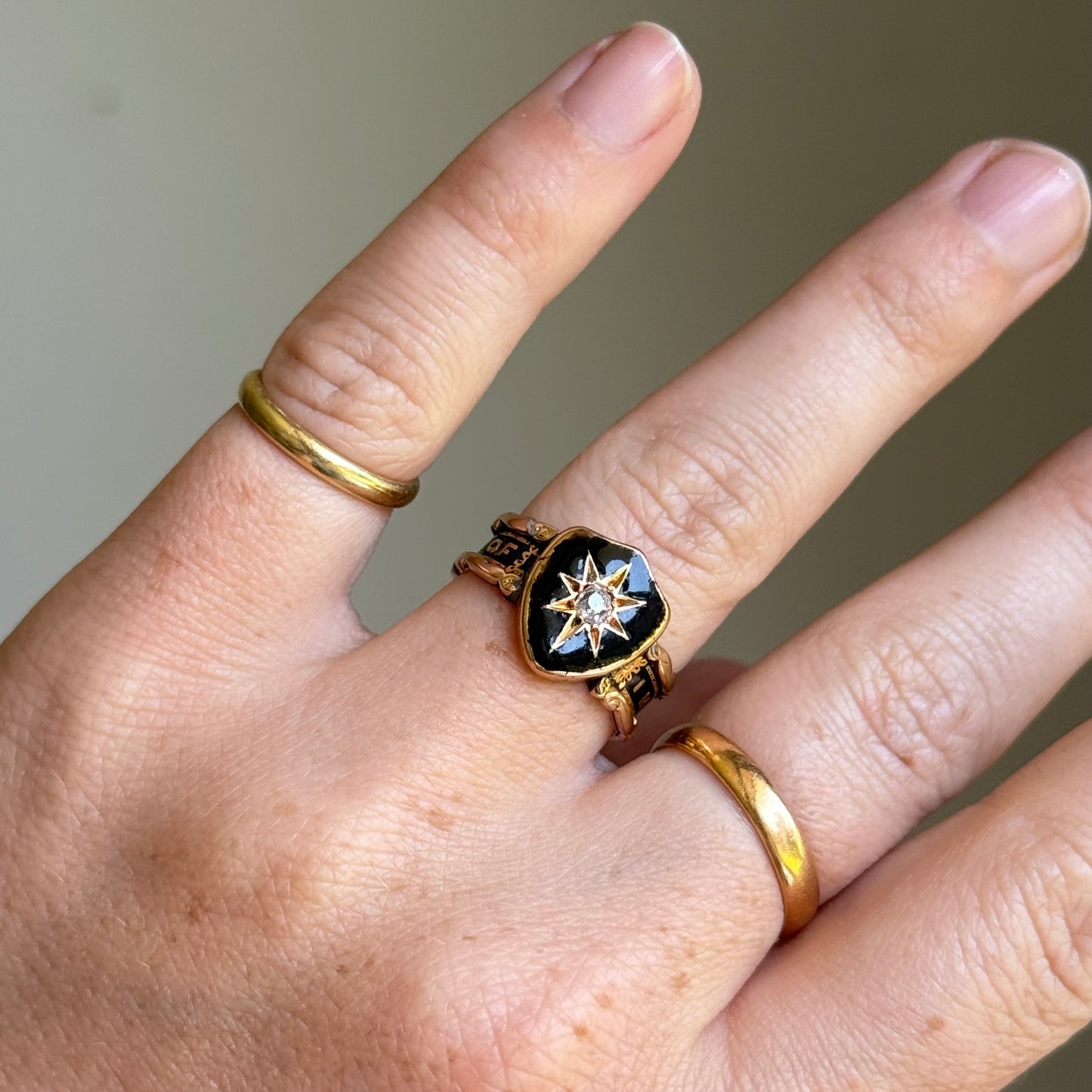 Antique victorian Mourning Ring in 18 Carat Gold