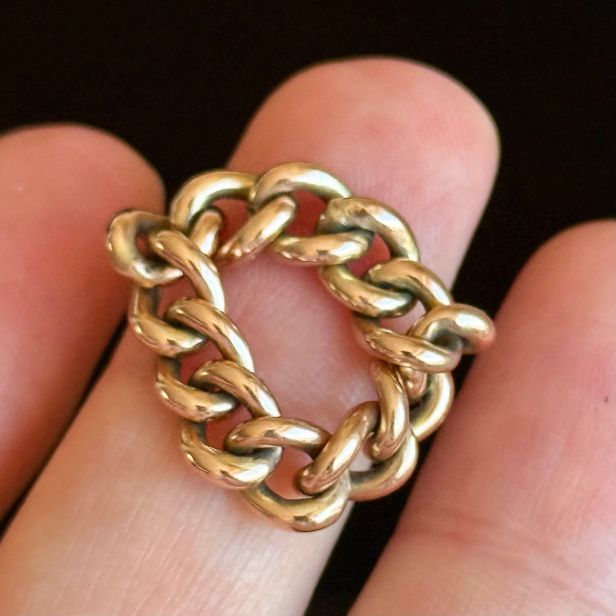 Antique Curb Chain Ring in 9 Carat Gold; Circa 1890
