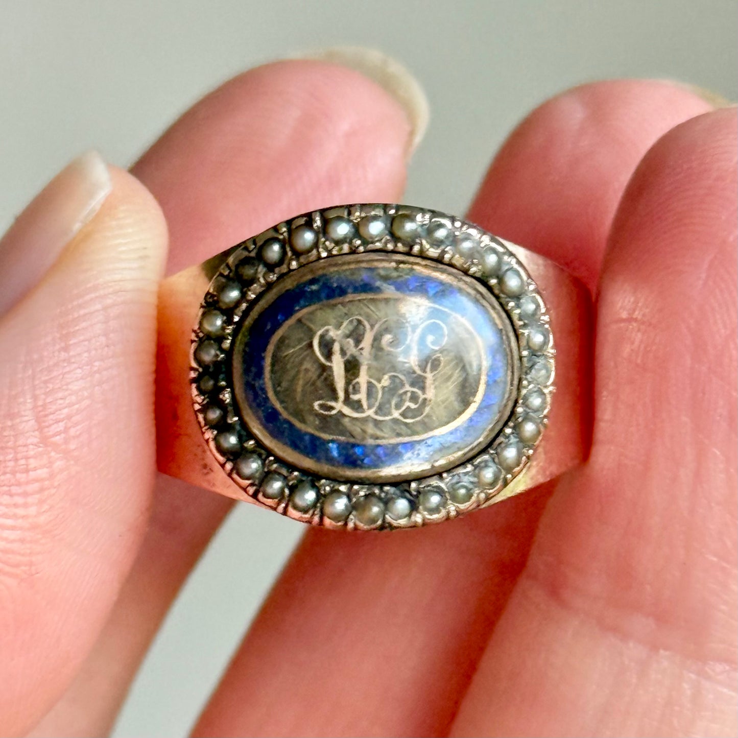 Georgian Mourning Ring in 9 Carat Gold; Circa 1820