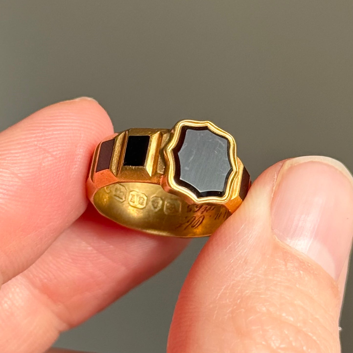 Georgian Locket Mourning ring in 18 Carat Gold; Circa 1836