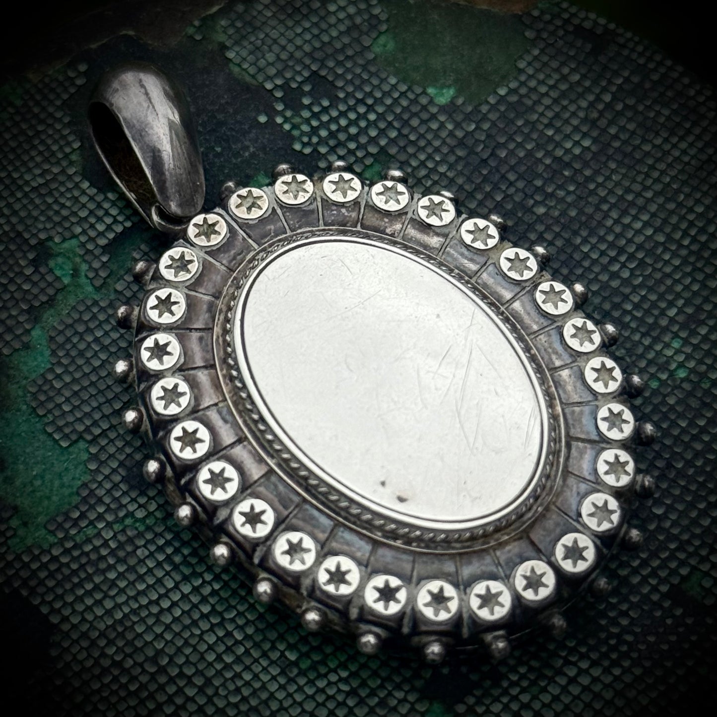 Victorian Star Sentimental Locket in Silver