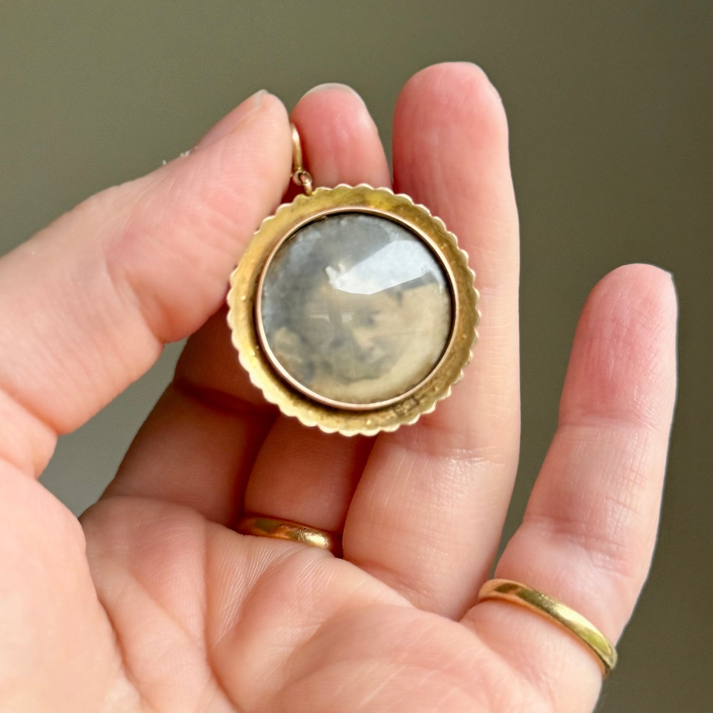 Antique Open Locket Pearl Pendant in 9 cara Gold