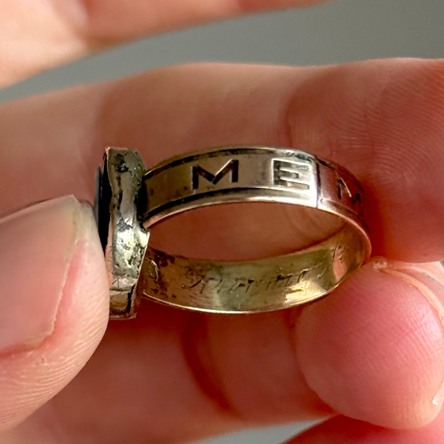 Antique Victorian Sardonyx Urn Mourning Ring in 9 Carat Gold