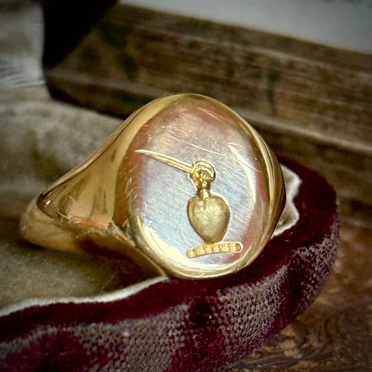 Vintage Heraldic Signet Ring in 18 Carat Gold; Circa 1960