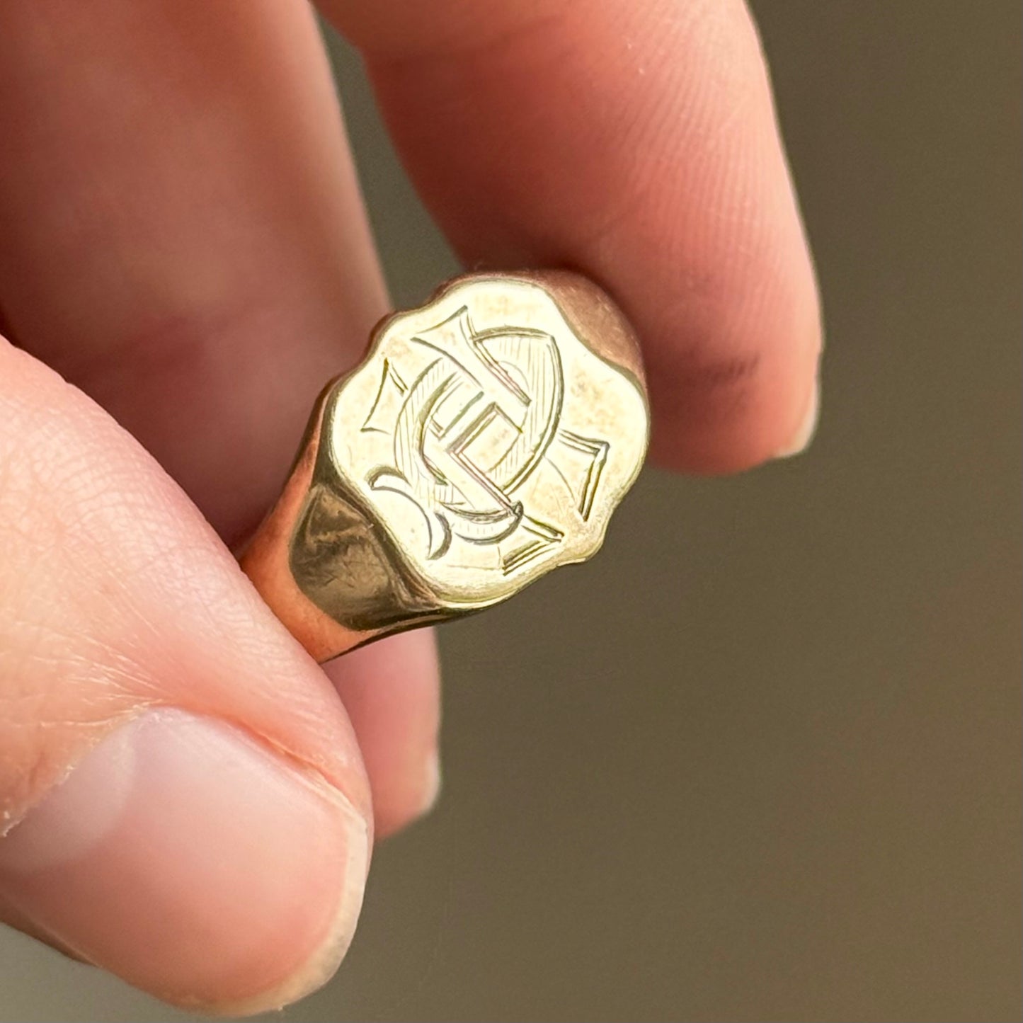 Antique Monogram 'Ruth' Signet Ring in 9 Carat Gold