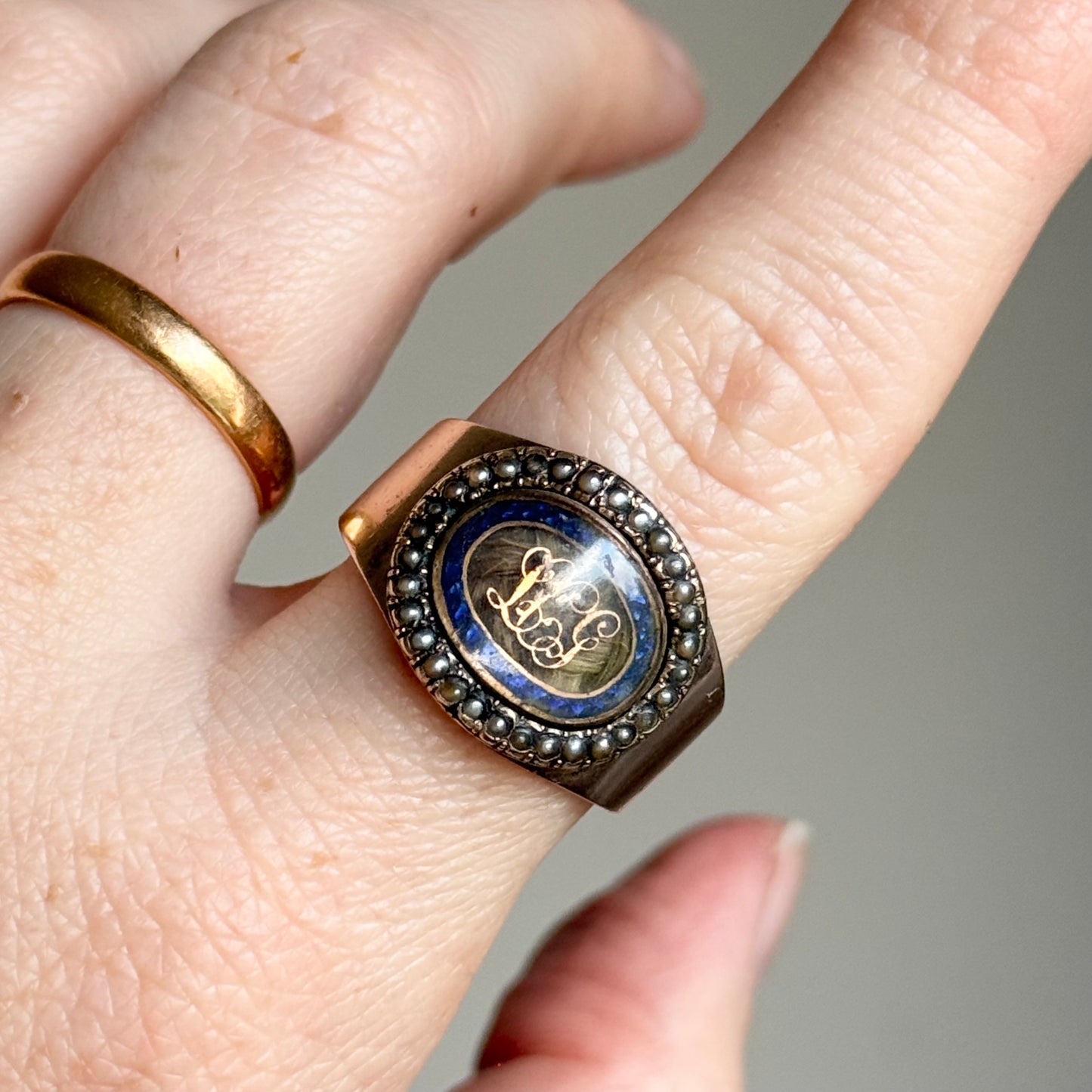 Georgian Mourning Ring in 9 Carat Gold; Circa 1820