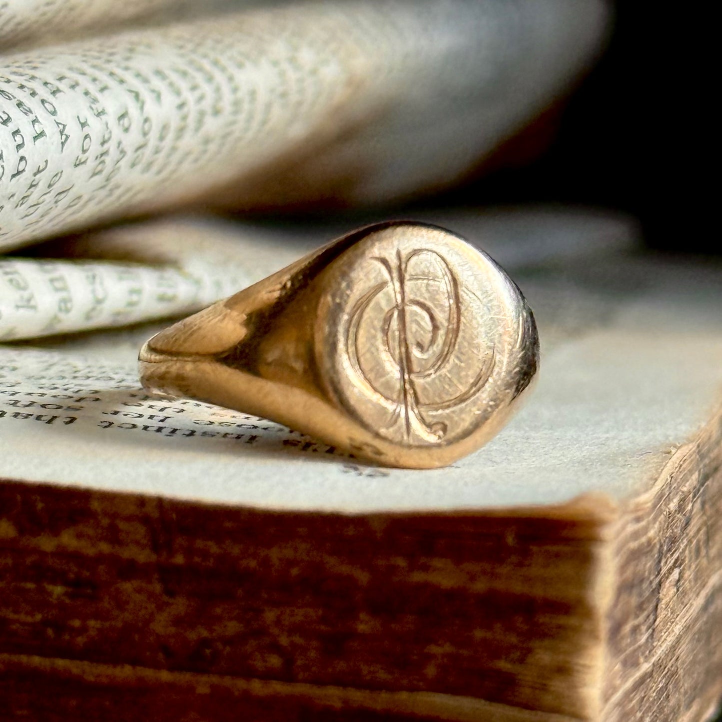 Monogramed Signet Ring in 9 carat Gold; Circa 1930
